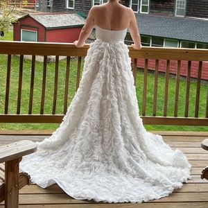 3-Dimensional Strapless Wedding Gown